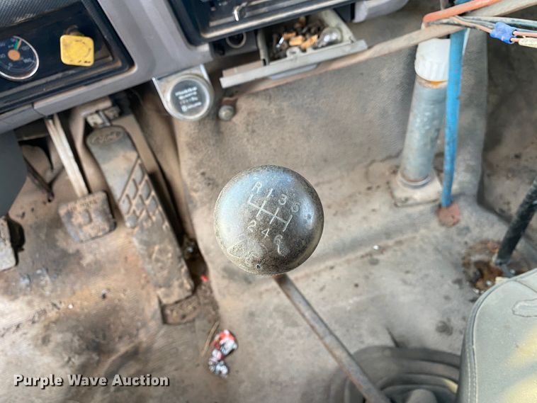 image for item DK6488 1999 Ford F800  oil distributor truck