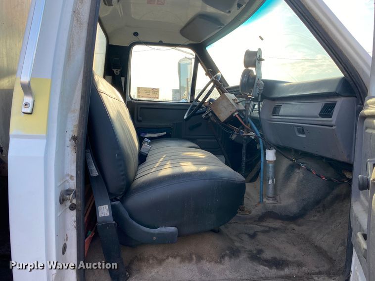 image for item DK6488 1999 Ford F800  oil distributor truck