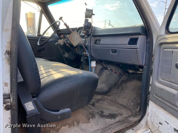 image for item DK6488 1999 Ford F800  oil distributor truck