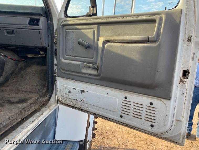 image for item DK6488 1999 Ford F800  oil distributor truck