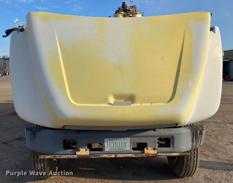 image for item DK6488 1999 Ford F800  oil distributor truck