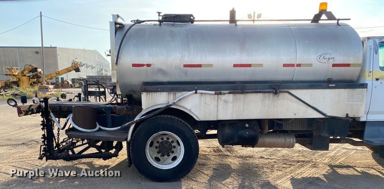 image for item DK6488 1999 Ford F800  oil distributor truck