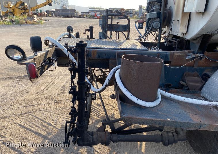 image for item DK6488 1999 Ford F800  oil distributor truck