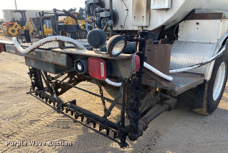 image for item DK6488 1999 Ford F800  oil distributor truck