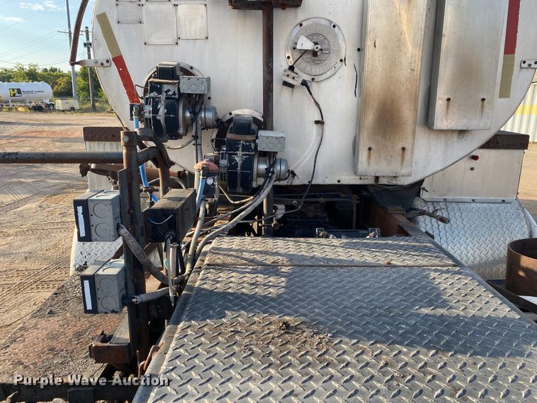 image for item DK6488 1999 Ford F800  oil distributor truck