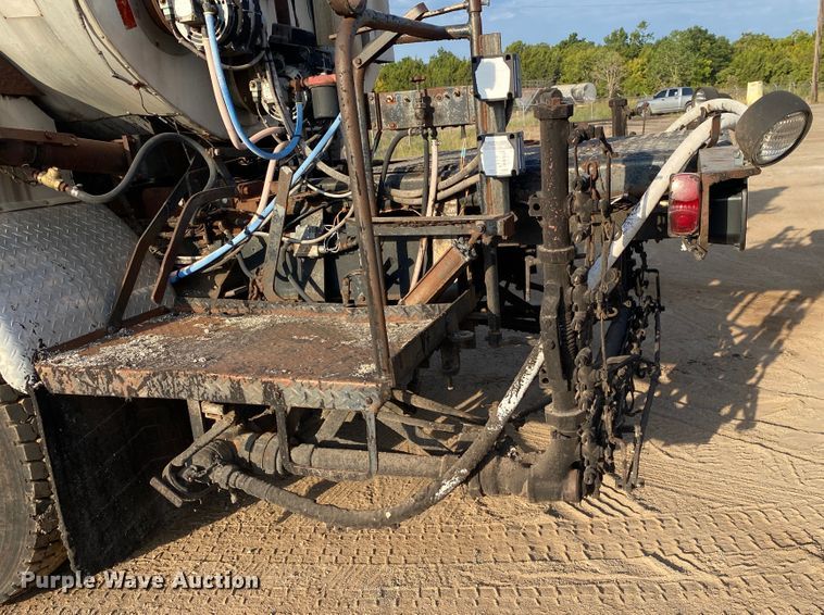 image for item DK6488 1999 Ford F800  oil distributor truck