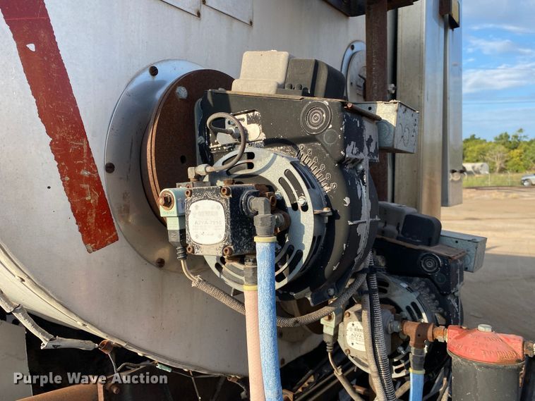 image for item DK6488 1999 Ford F800  oil distributor truck