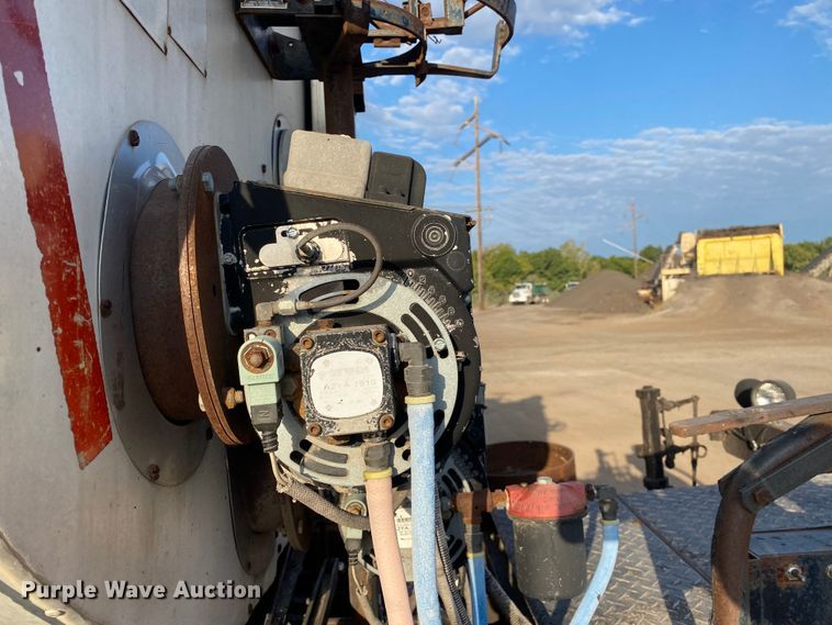 image for item DK6488 1999 Ford F800  oil distributor truck