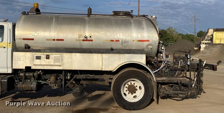 image for item DK6488 1999 Ford F800  oil distributor truck