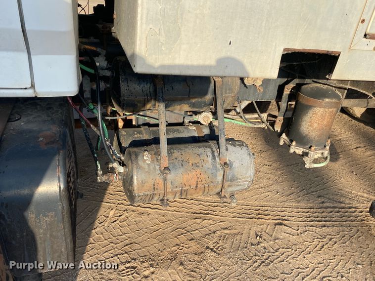 image for item DK6488 1999 Ford F800  oil distributor truck