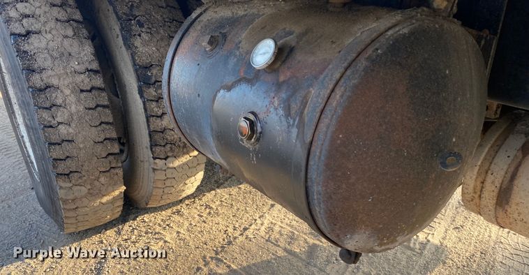 image for item DK6488 1999 Ford F800  oil distributor truck