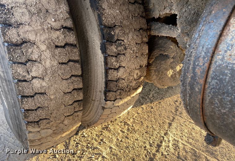 image for item DK6488 1999 Ford F800  oil distributor truck