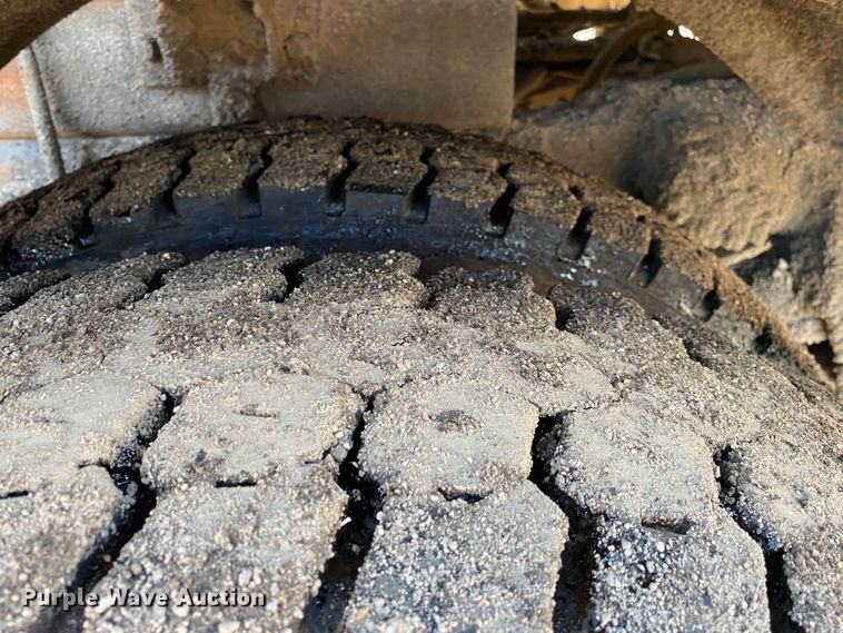 image for item DK6488 1999 Ford F800  oil distributor truck