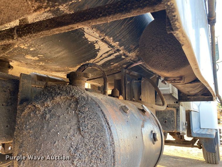 image for item DK6488 1999 Ford F800  oil distributor truck