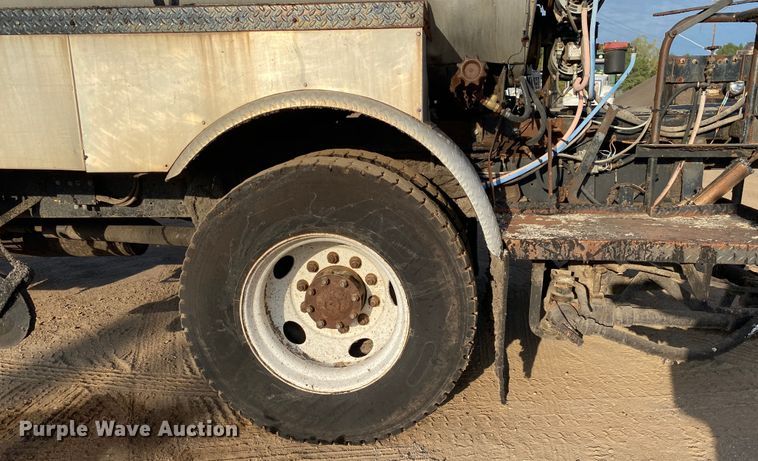 image for item DK6488 1999 Ford F800  oil distributor truck