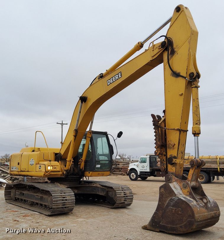 image for item DL2255 2006 John Deere 230CLC  excavator