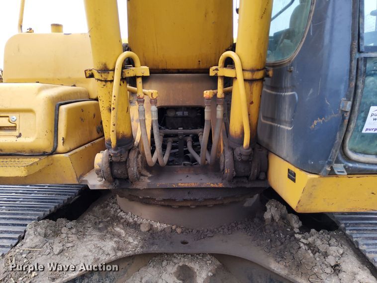 image for item DL2255 2006 John Deere 230CLC  excavator