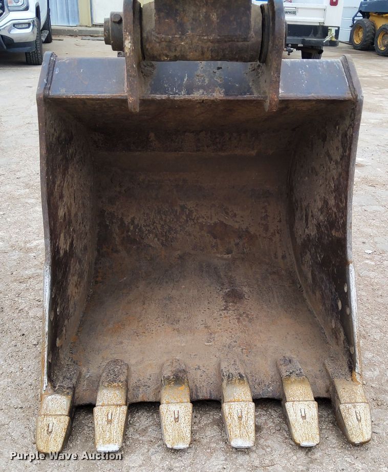 image for item DL2255 2006 John Deere 230CLC  excavator