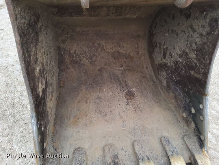 image for item DL2255 2006 John Deere 230CLC  excavator