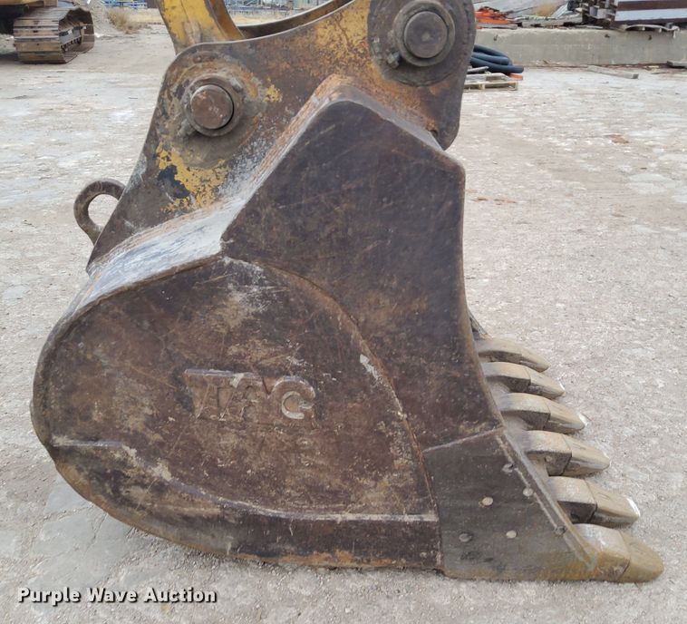 image for item DL2255 2006 John Deere 230CLC  excavator