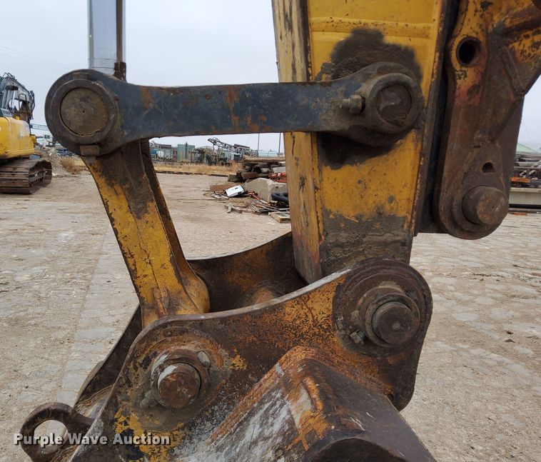 image for item DL2255 2006 John Deere 230CLC  excavator