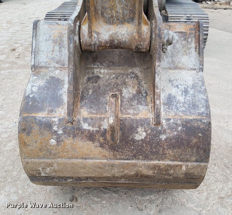 image for item DL2255 2006 John Deere 230CLC  excavator