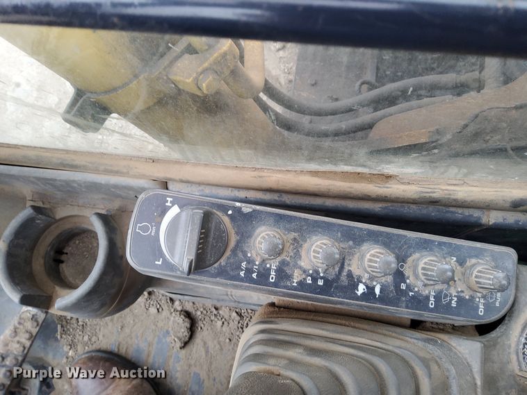 image for item DL2255 2006 John Deere 230CLC  excavator