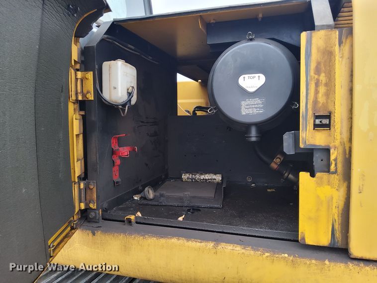 image for item DL2255 2006 John Deere 230CLC  excavator