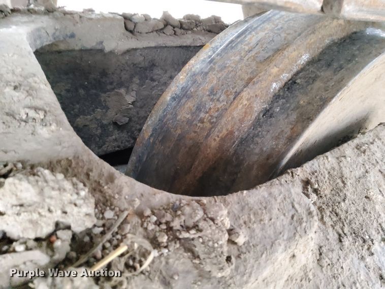 image for item DL2255 2006 John Deere 230CLC  excavator