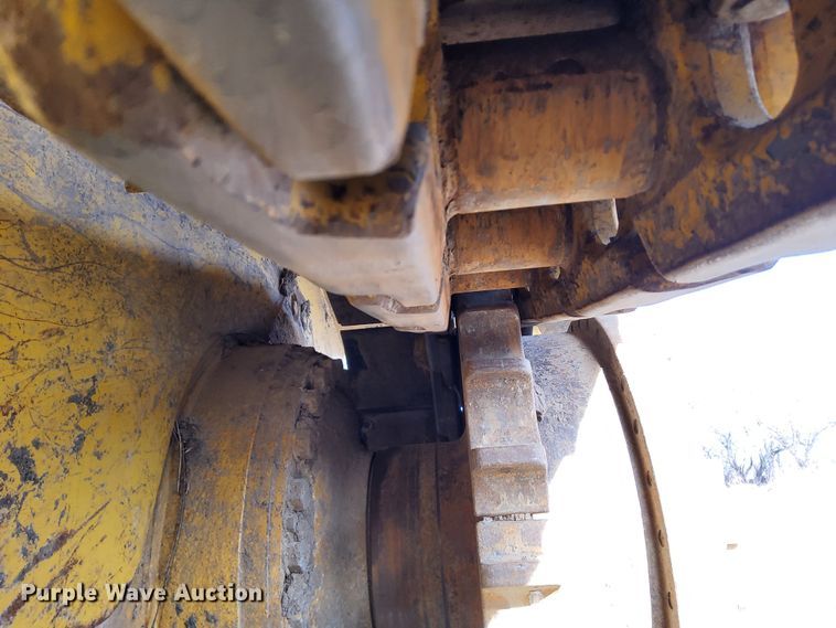 image for item DL2272 1997 Caterpillar D6R XL  dozer