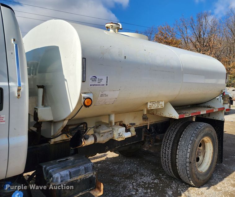 image for item DM4899 2011 Ford F750 Super Duty  water truck