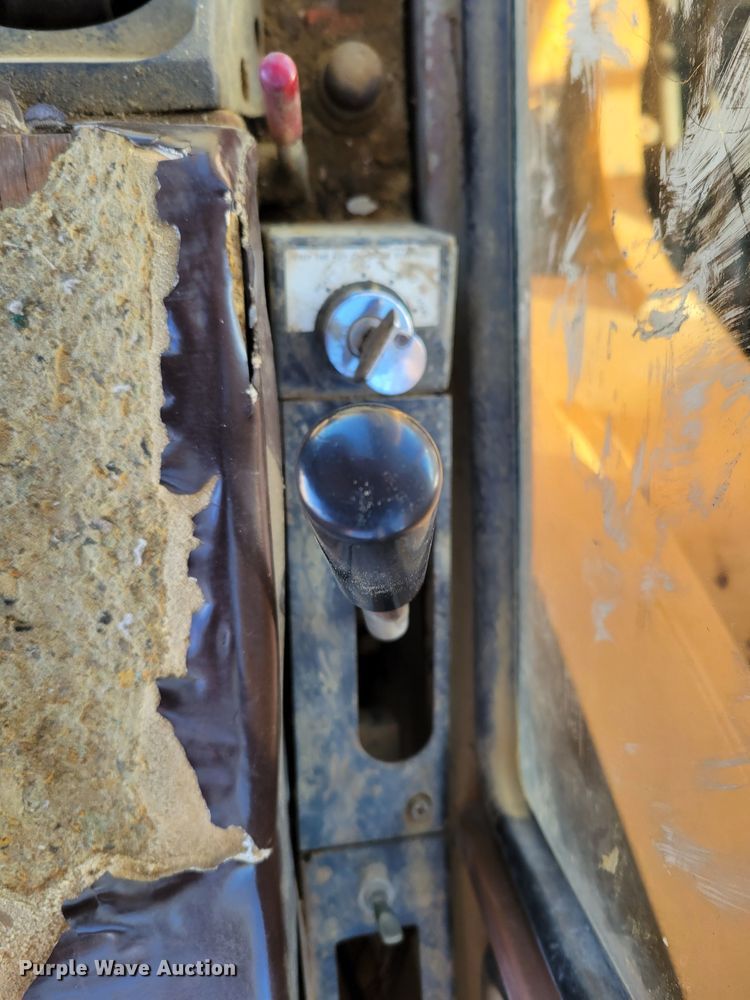 image for item DM8135 1987 Komatsu PC400LC-3  excavator