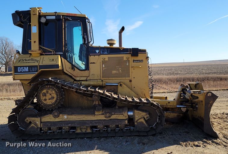 image for item DM8137 1997 Caterpillar D5M LGP  dozer