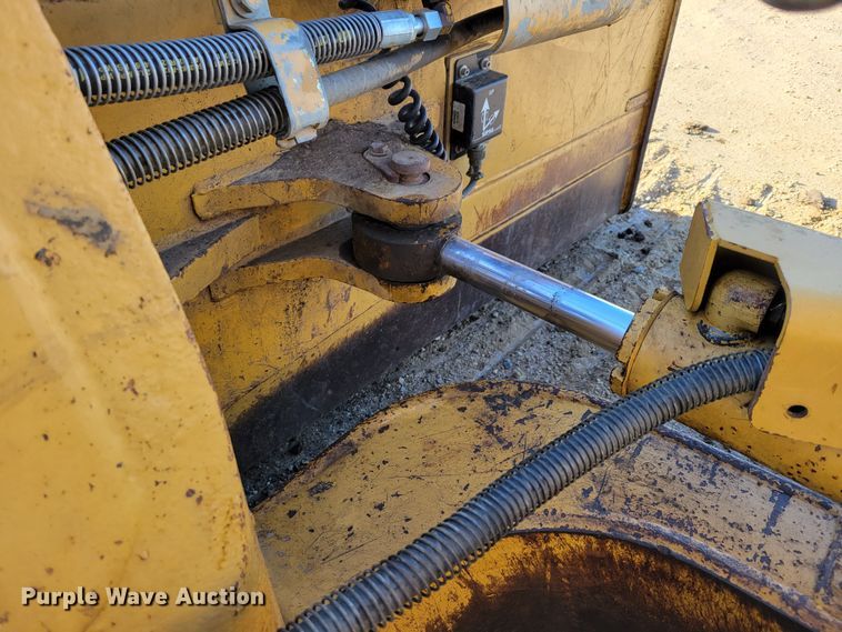 image for item DM8137 1997 Caterpillar D5M LGP  dozer