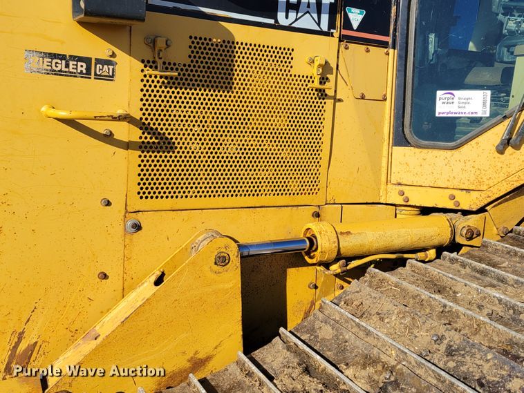 image for item DM8137 1997 Caterpillar D5M LGP  dozer