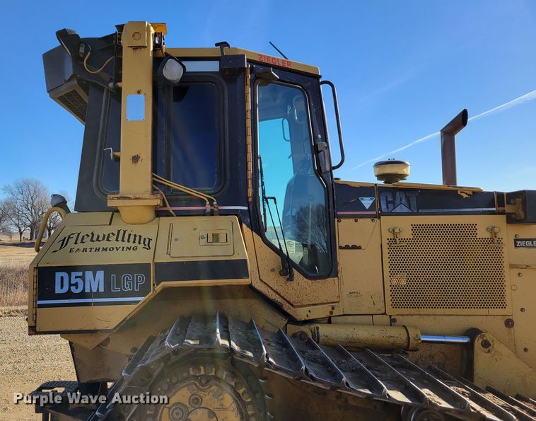 image for item DM8137 1997 Caterpillar D5M LGP  dozer