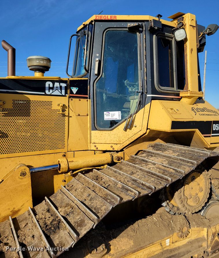 image for item DM8137 1997 Caterpillar D5M LGP  dozer
