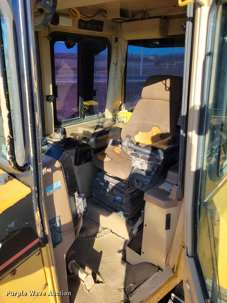 image for item DM8137 1997 Caterpillar D5M LGP  dozer