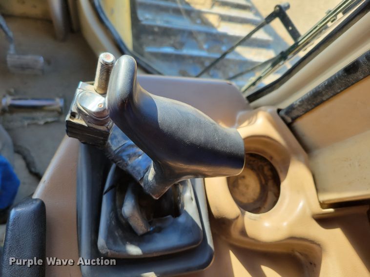 image for item DM8137 1997 Caterpillar D5M LGP  dozer