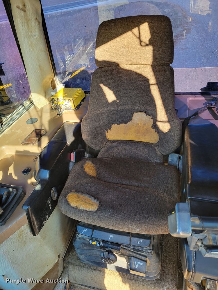 image for item DM8137 1997 Caterpillar D5M LGP  dozer