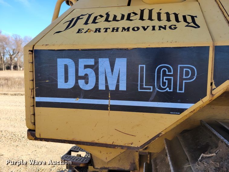 image for item DM8137 1997 Caterpillar D5M LGP  dozer