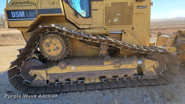 image for item DM8137 1997 Caterpillar D5M LGP  dozer
