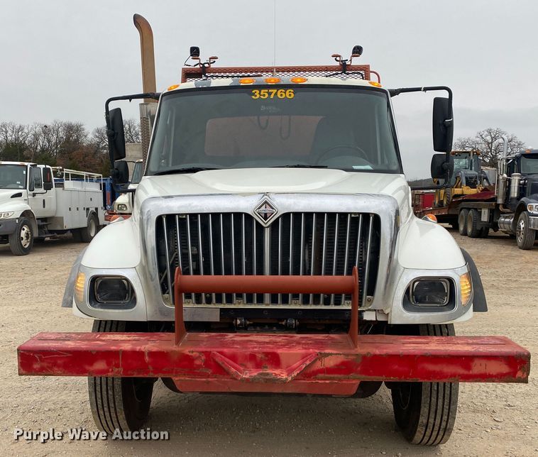 image for item DN8088 2004 International Navistar 7400  fuel / lube truck