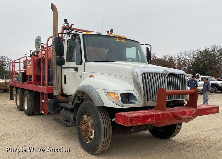 image for item DN8088 2004 International Navistar 7400  fuel / lube truck