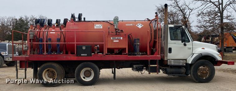 image for item DN8088 2004 International Navistar 7400  fuel / lube truck