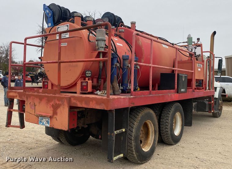 image for item DN8088 2004 International Navistar 7400  fuel / lube truck