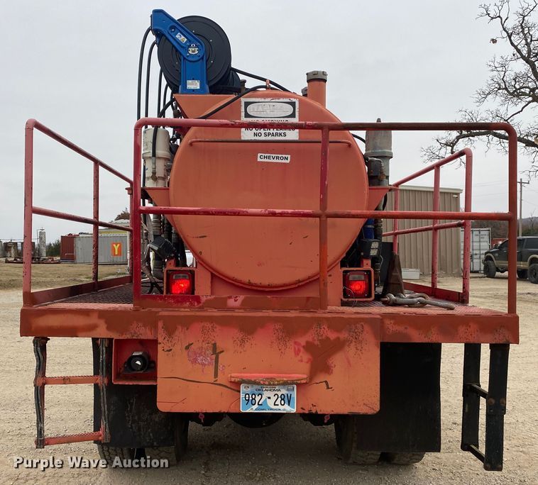 image for item DN8088 2004 International Navistar 7400  fuel / lube truck