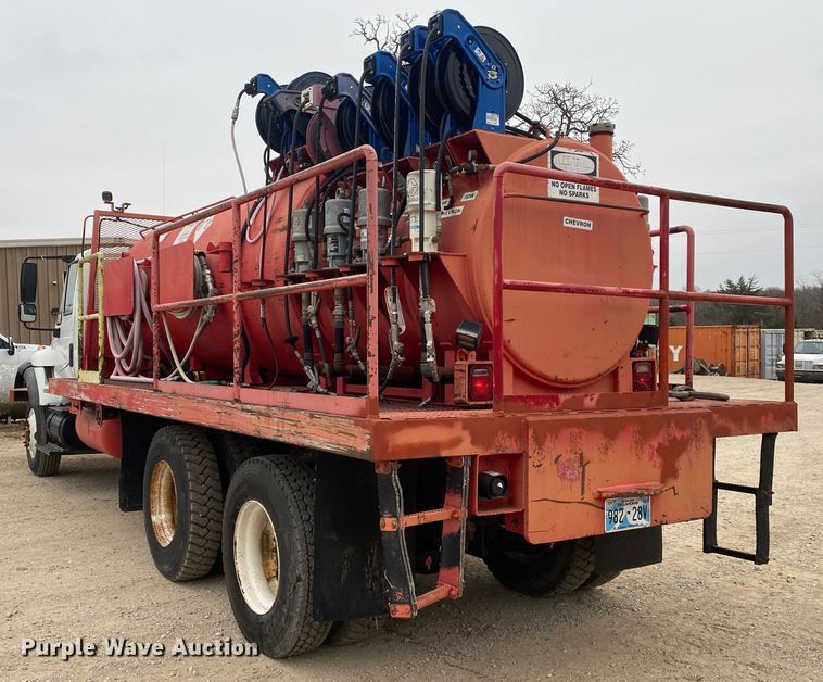 image for item DN8088 2004 International Navistar 7400  fuel / lube truck