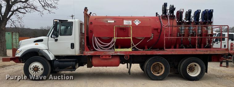 image for item DN8088 2004 International Navistar 7400  fuel / lube truck