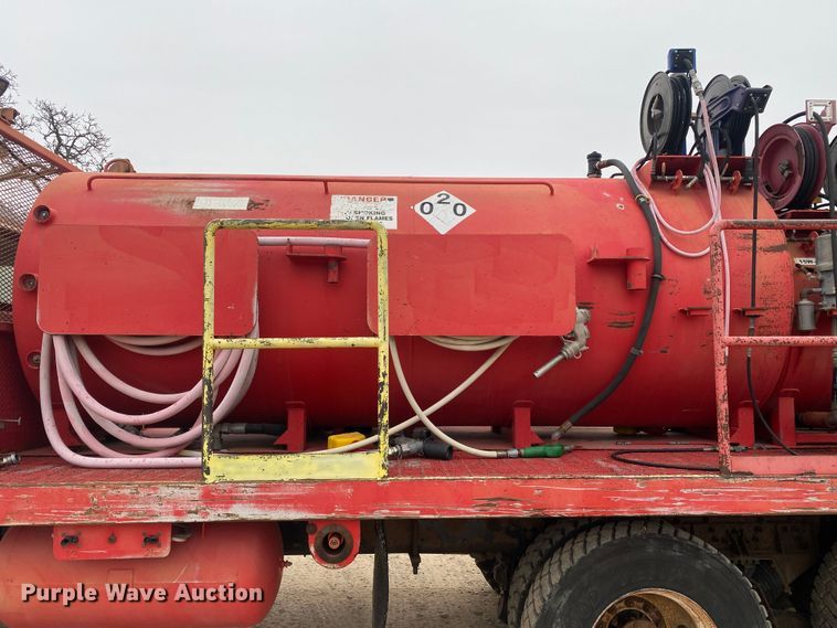 image for item DN8088 2004 International Navistar 7400  fuel / lube truck